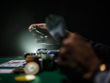 Hva skjer hvis to hender er like gode i poker?