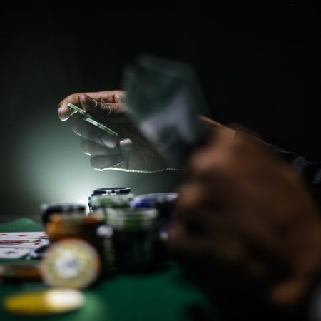 Hva skjer hvis to hender er like gode i poker og det blir uavgjort?