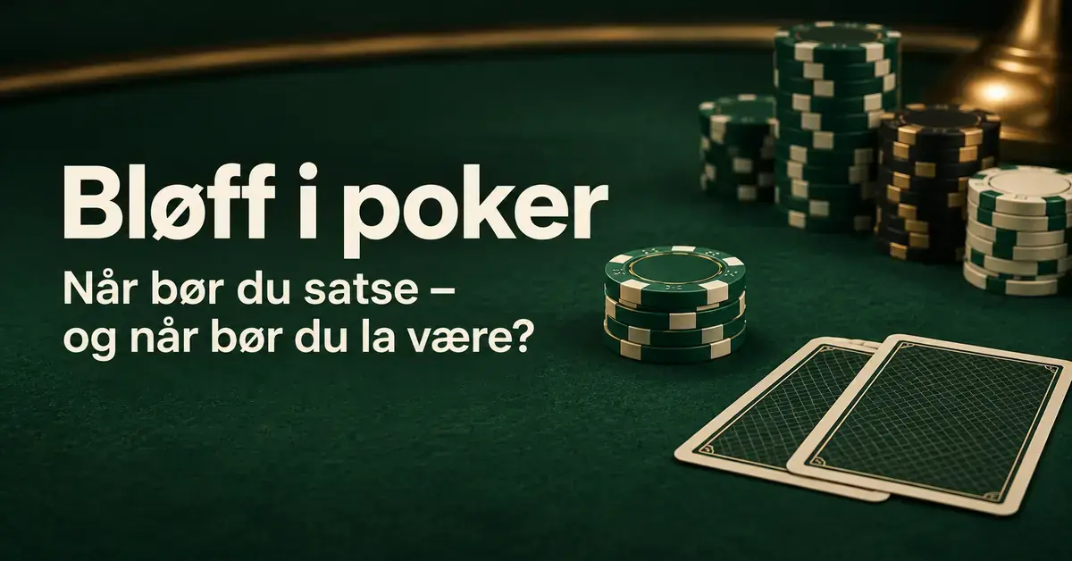 To kort med bildesiden ned og stabler med pokerchips på et grønt pokerbord, med teksten «Bløff i poker – Når bør du satse – og når bør du la være?».