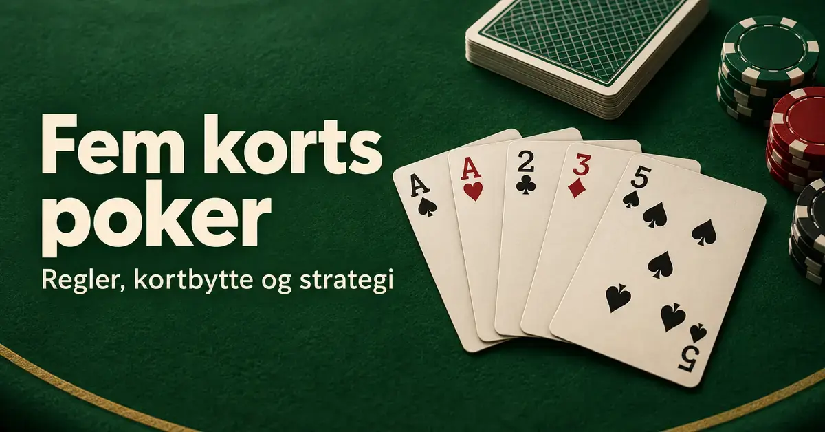 Fem spillkort med et par i ess, en kortstokk og pokerjetonger på grønn filt ved siden av teksten «Fem korts poker – Regler, kortbytte og strategi».